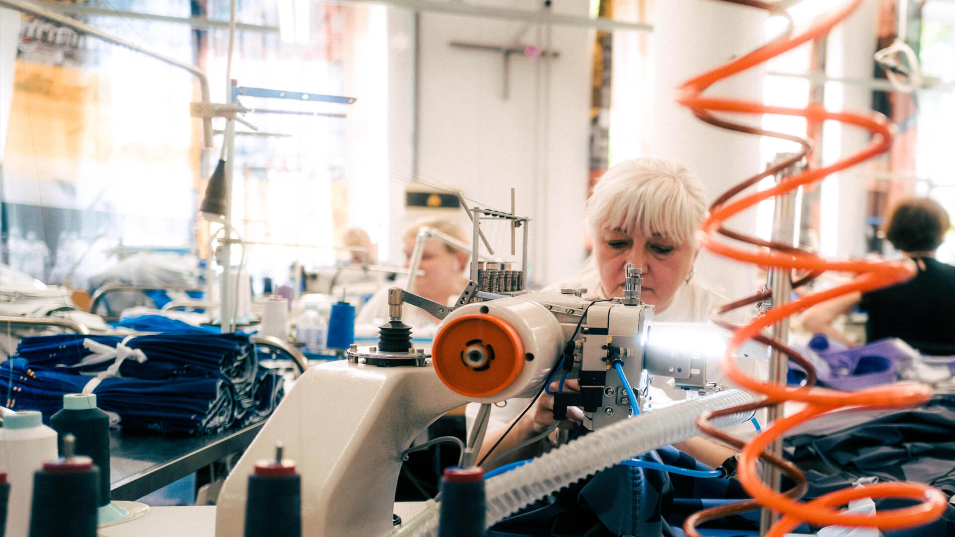 Who makes sustainable clothing? Let’s go behind the seams